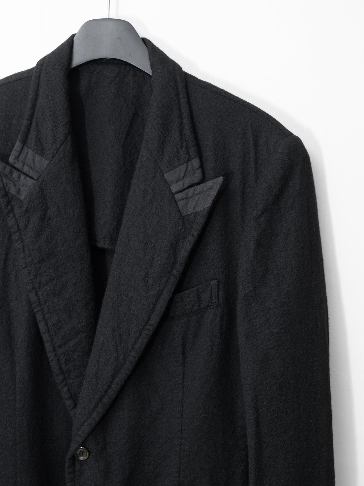 a/w 03 peak lapel tailored jacket black ∙ wool ∙ sample