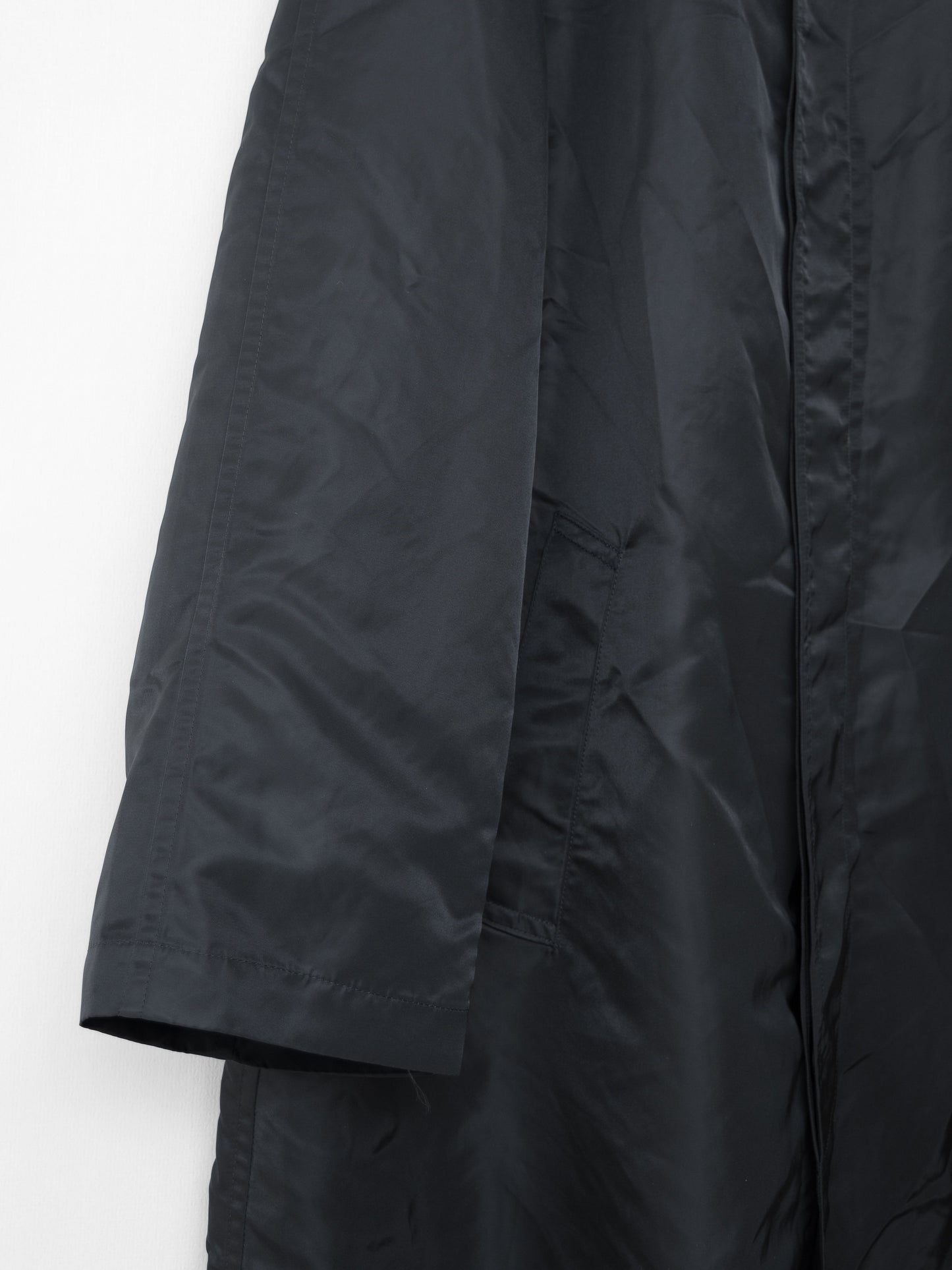 waterproof raglan mac coat black ∙ nylon ∙ medium